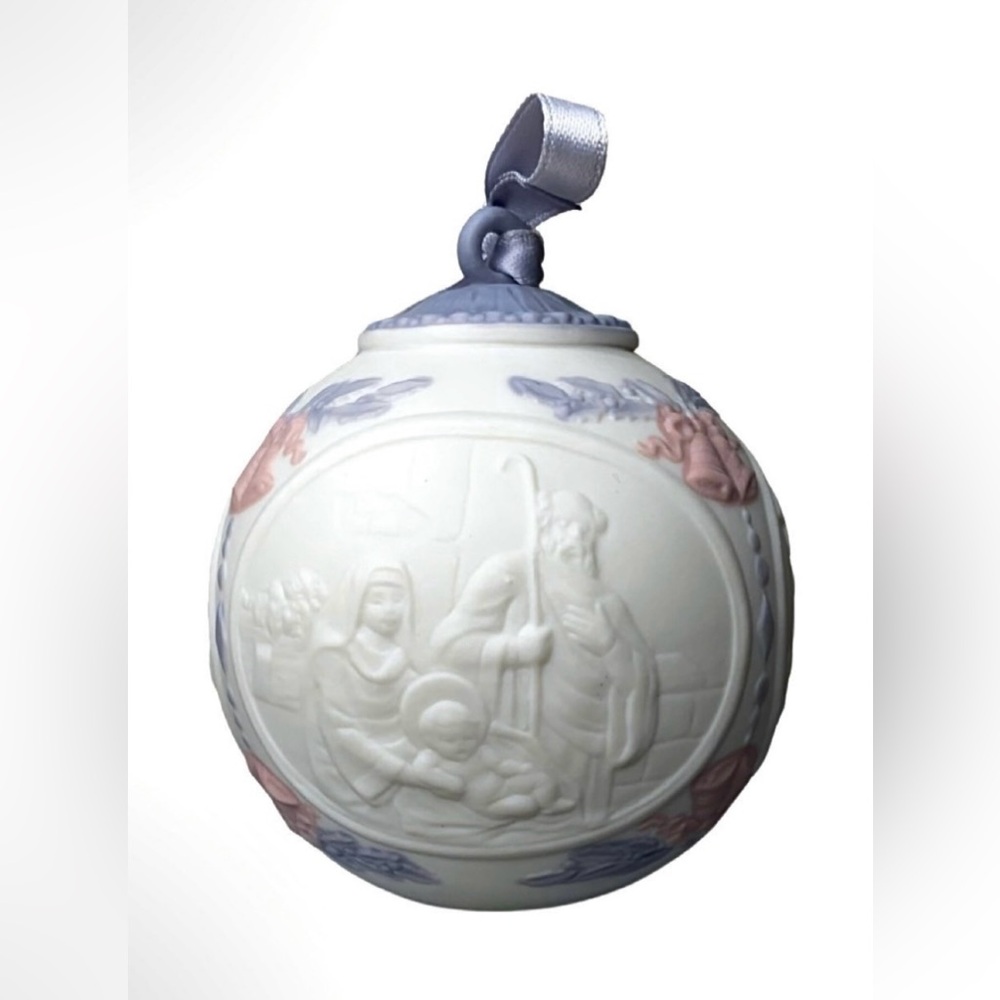 Lladro 5829, Christmas Ball (1991) Retired.